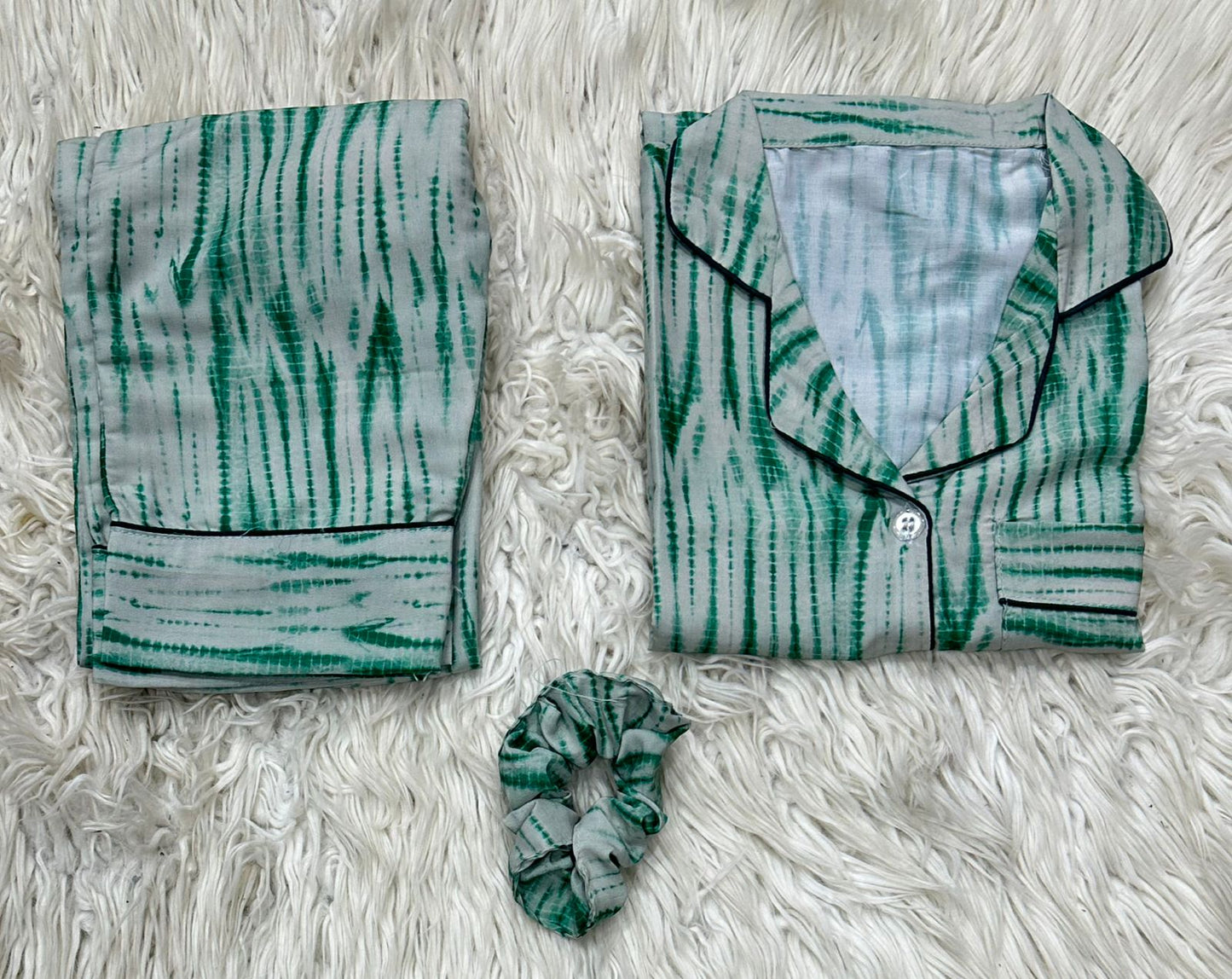 Printed Pajama Shirt Set with Matching Scrunchies 🌸